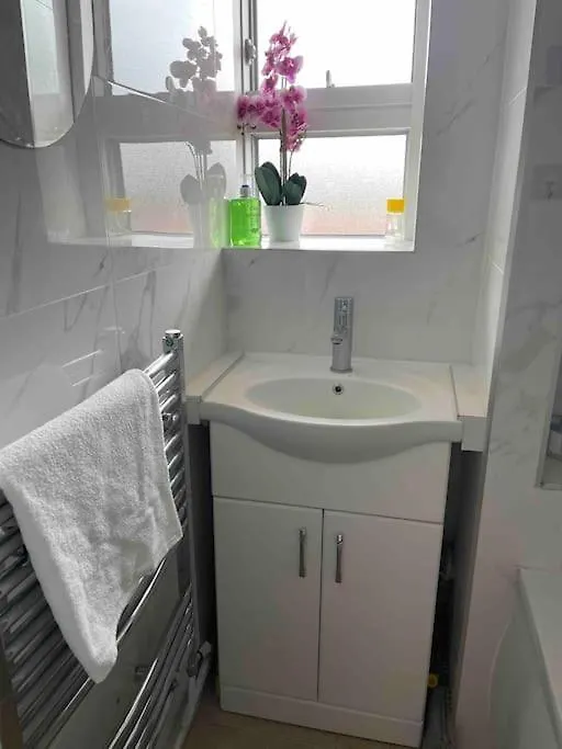 Fresh Apartment & Parking London