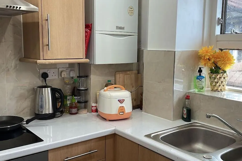 Fresh Apartment & Parking London