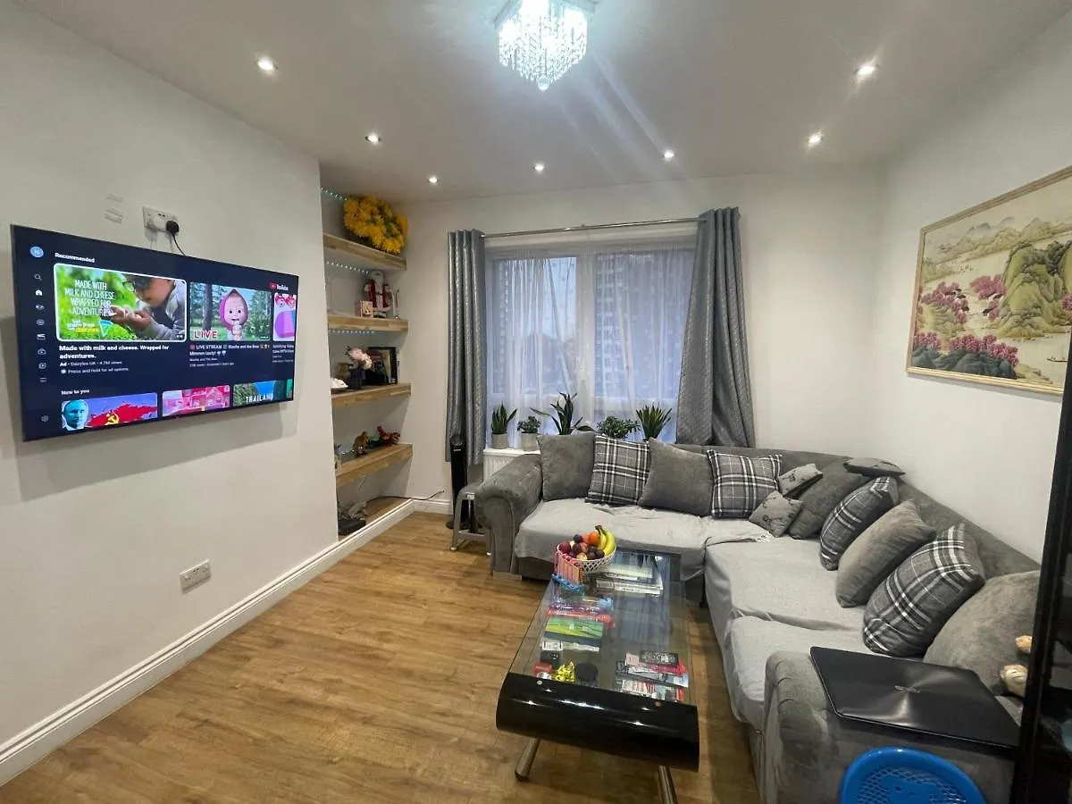 Fresh Apartment & Parking London
